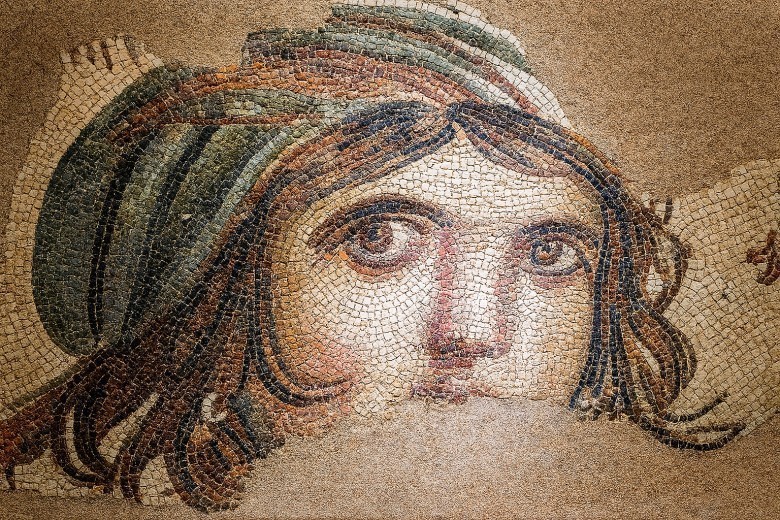 Zeugma Mozaik Müzesi’ni gezdim ve Çingene Kızı’yla göz göze geldim.