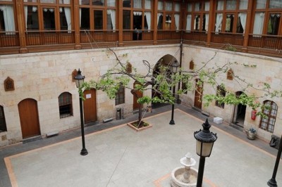 Gaziantep’te Avlulu Evlerde Geçen Hayat: Görgü Kuralları ve Mahalle Ahlakı